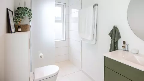 Lyst badeværelse
    